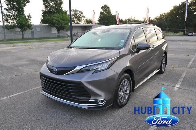 2023 Toyota Sienna XLE 8-Passenger