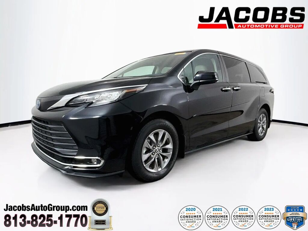 2023 Toyota Sienna XLE 7-Passenger — photo 1 of 13