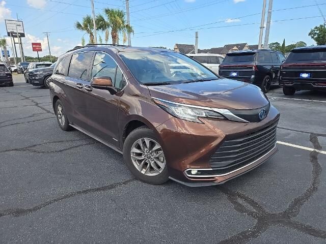 2021 Toyota Sienna XLE 7-Passenger