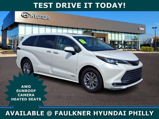 2021 Toyota Sienna XLE 7-Passenger — photo 1 of 13
