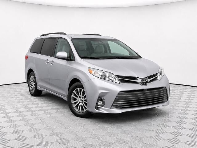 2018 Toyota Sienna XLE 7-Passenger Auto Access Seat