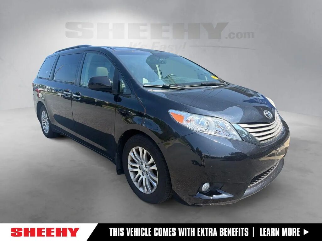 2017 Toyota Sienna XLE 7-Passenger Auto Access Seat — photo 1 of 10