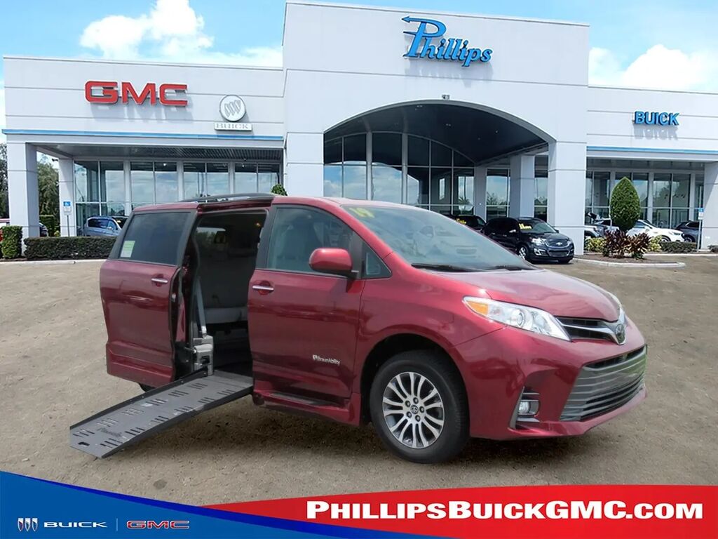 2019 Toyota Sienna XLE 7-Passenger Auto Access Seat — photo 1 of 13