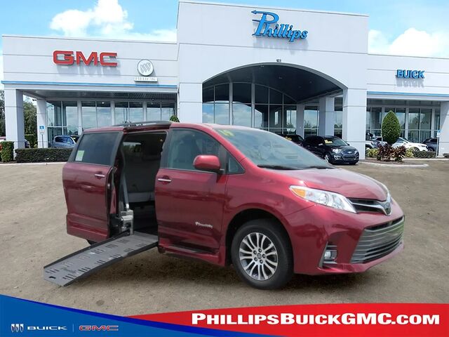 2019 Toyota Sienna XLE 7-Passenger Auto Access Seat