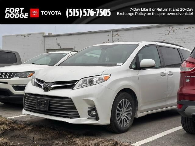 2018 Toyota Sienna XLE 7-Passenger Auto Access Seat