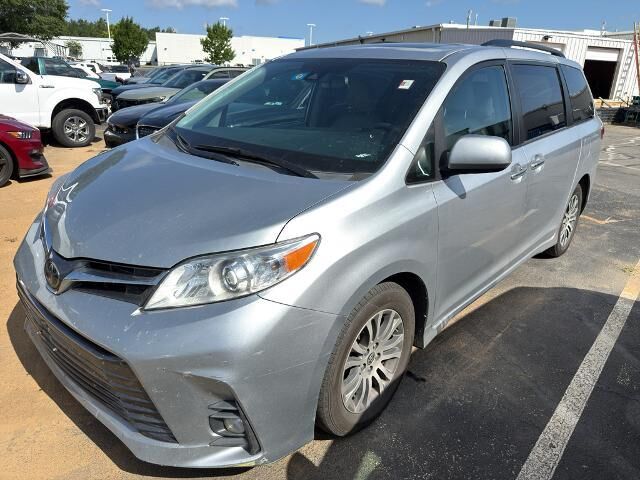 2020 Toyota Sienna XLE 7-Passenger Auto Access Seat