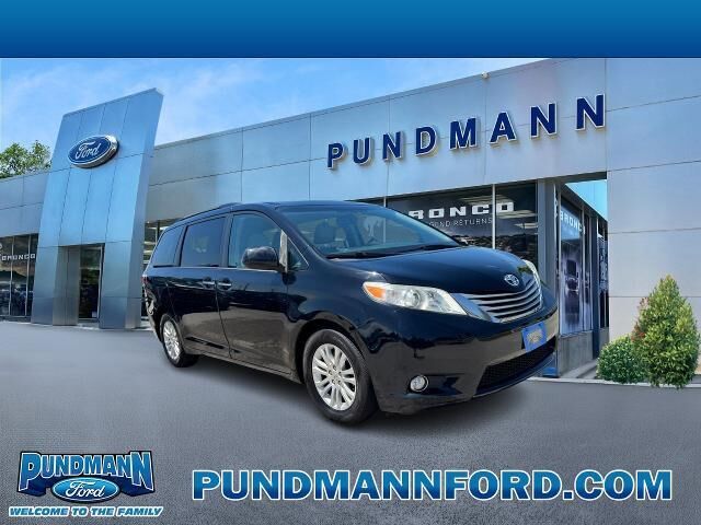 2017 Toyota Sienna XLE 7-Passenger Auto Access Seat
