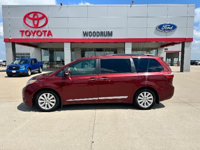 2017 Toyota Sienna XLE 7-Passenger Auto Access Seat