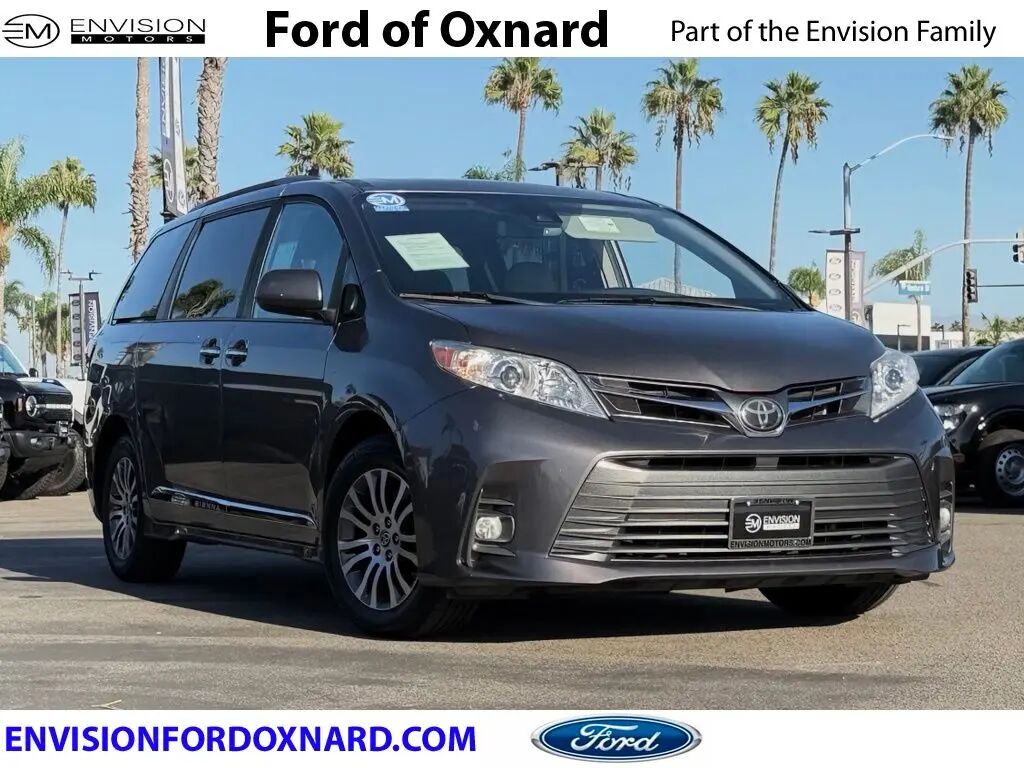 2020 Toyota Sienna XLE 7-Passenger Auto Access Seat — photo 1 of 13
