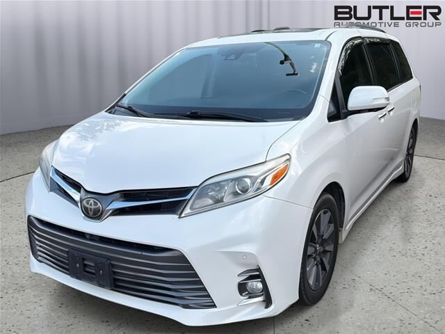 2018 Toyota Sienna XLE 8-Passenger — photo 1 of 10