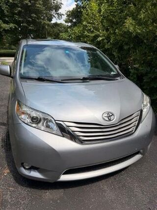 2017 Toyota Sienna XLE 7-Passenger Auto Access Seat — photo 1 of 13