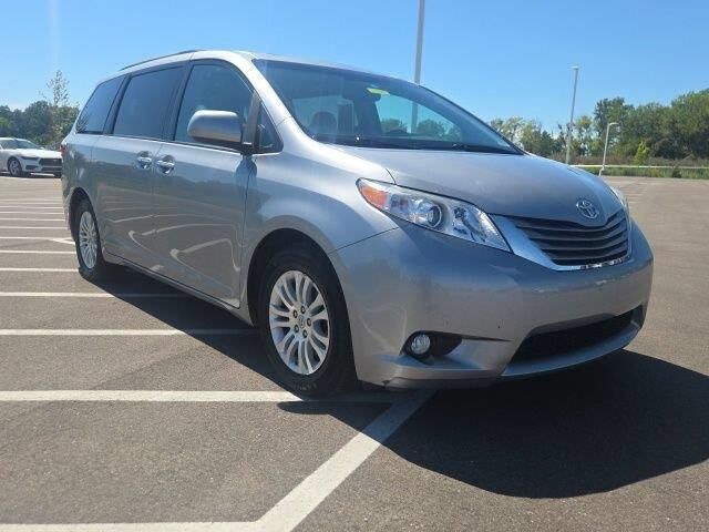 2017 Toyota Sienna XLE 7-Passenger Auto Access Seat