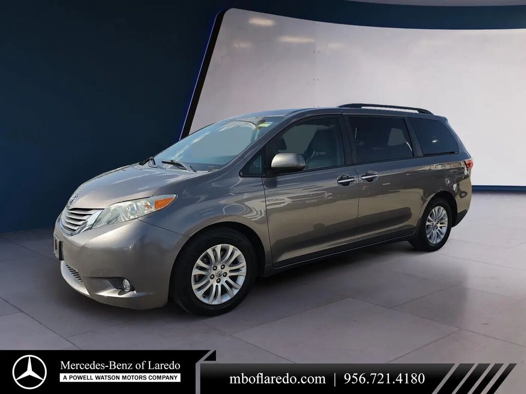 2017 Toyota Sienna XLE Premium 8-Passenger — photo 1 of 13