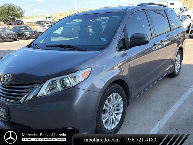 2017 Toyota Sienna XLE Premium 8-Passenger
