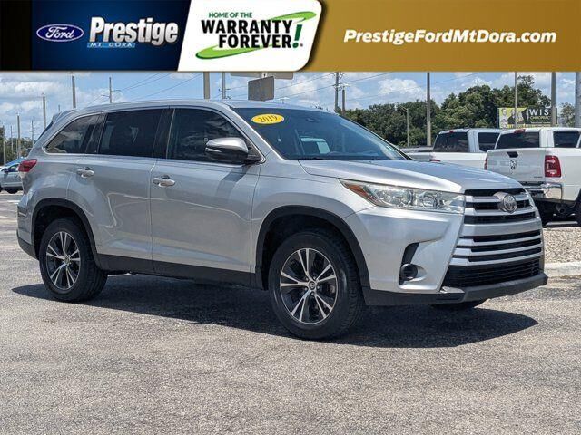 2019 Toyota Highlander LE — photo 1 of 13