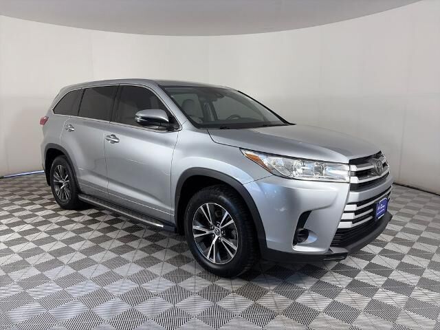 2017 Toyota Highlander LE — photo 1 of 13