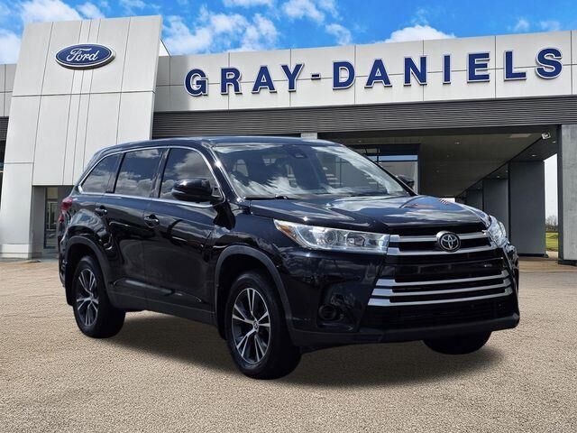 2019 Toyota Highlander LE — photo 1 of 13