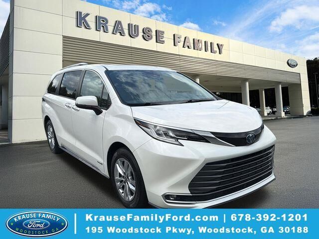 2021 Toyota Sienna Limited 7-Passenger — photo 1 of 13