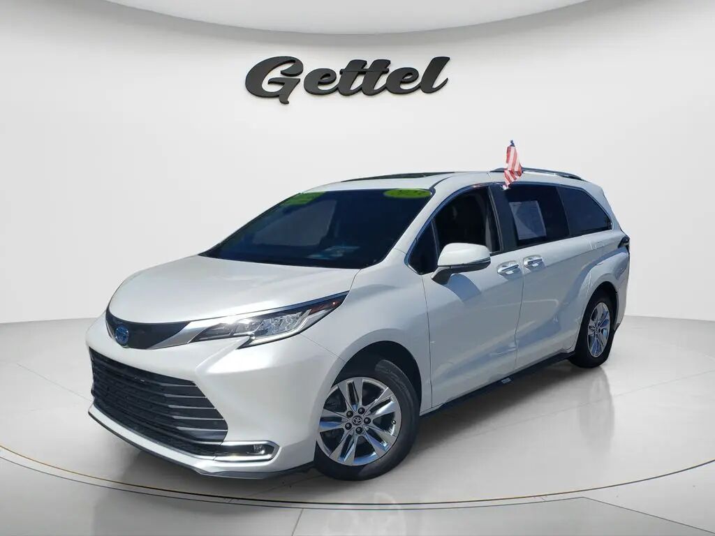 2023 Toyota Sienna Limited 7-Passenger — photo 1 of 13