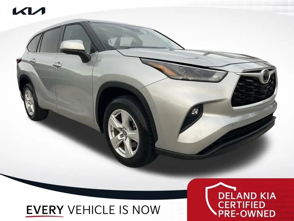 2022 Toyota Highlander LE — photo 1 of 1
