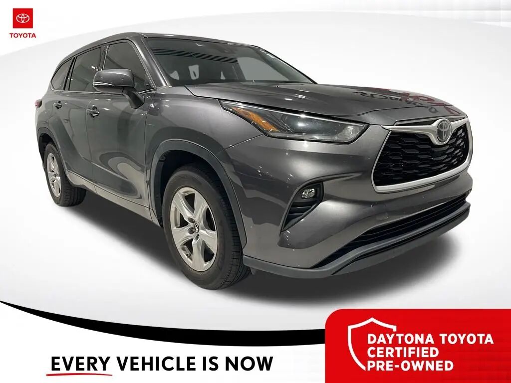 2021 Toyota Highlander LE — photo 1 of 9