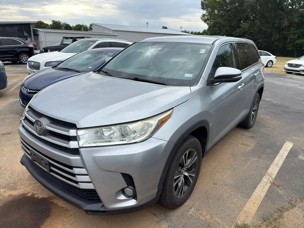 2019 Toyota Highlander LE — photo 1 of 2