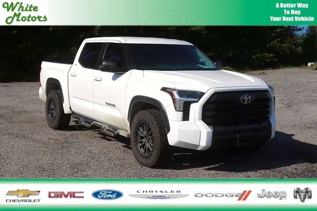2024 Toyota Tundra SR5 — photo 1 of 3