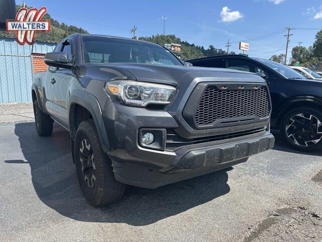 2016 Toyota Tacoma SR5 V6 — photo 1 of 13