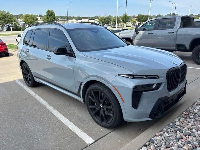 2023 BMW X7 M60i