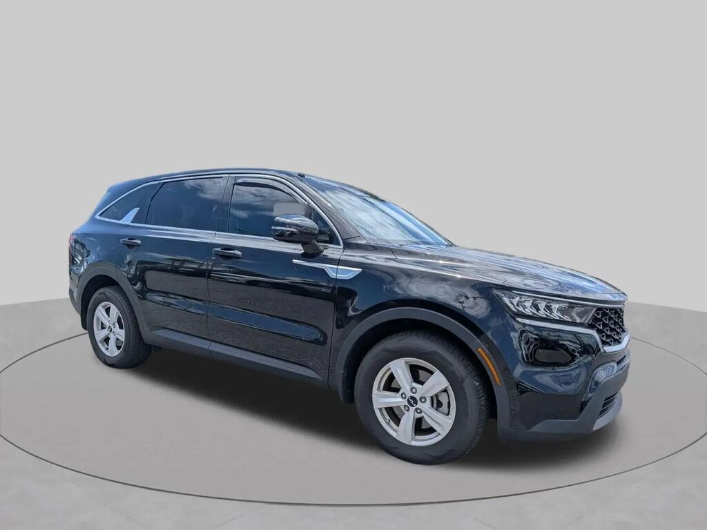 2023 Kia Sorento LX — photo 1 of 8