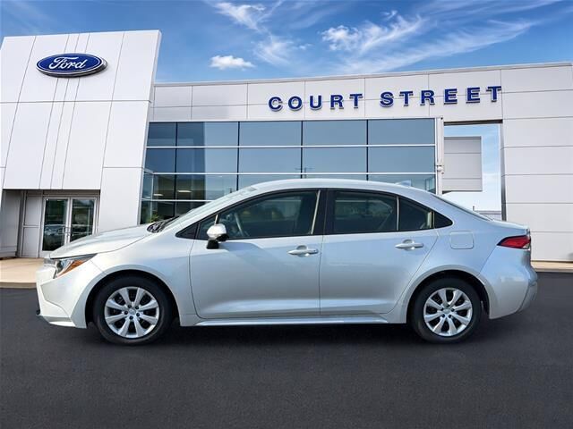 2025 Toyota Corolla LE — photo 1 of 13