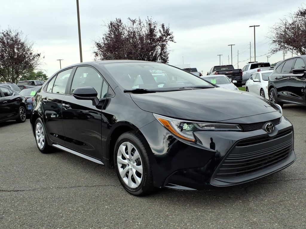 2025 Toyota Corolla LE — photo 1 of 13