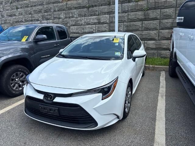 2025 Toyota Corolla LE — photo 1 of 5