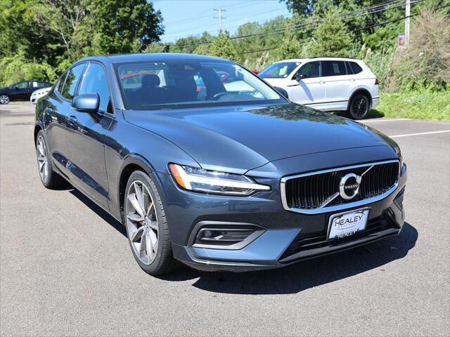 2021 Volvo S60 T6 Momentum — photo 1 of 13
