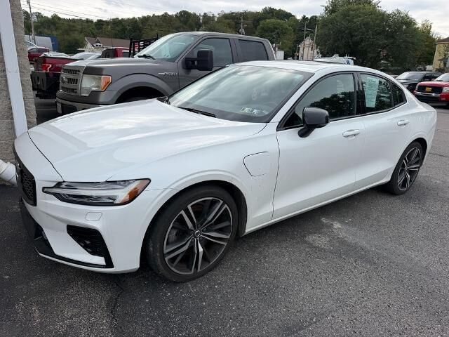 2022 Volvo S60 Recharge T8 R-Design Expression
