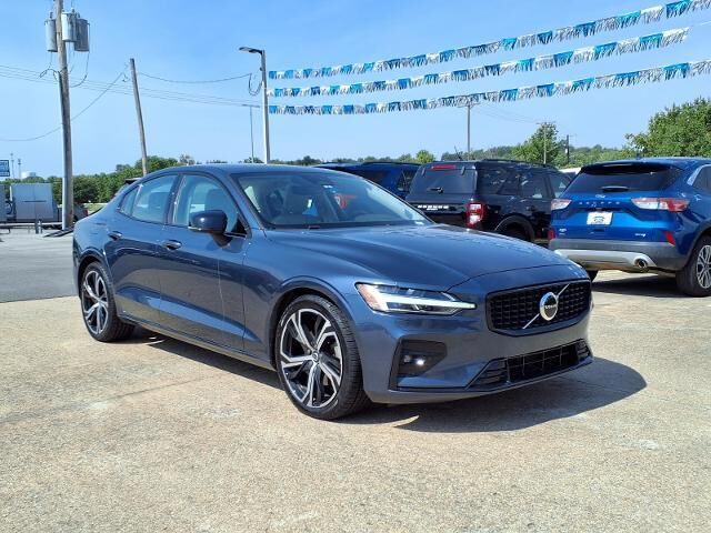 2024 Volvo S60 B5 Core Dark Theme