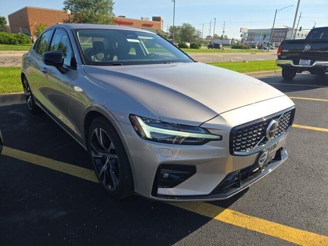 2024 Volvo S60 B5 Core Dark Theme