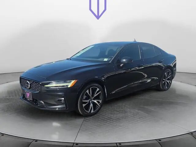 2024 Volvo S60 B5 Plus Dark Theme