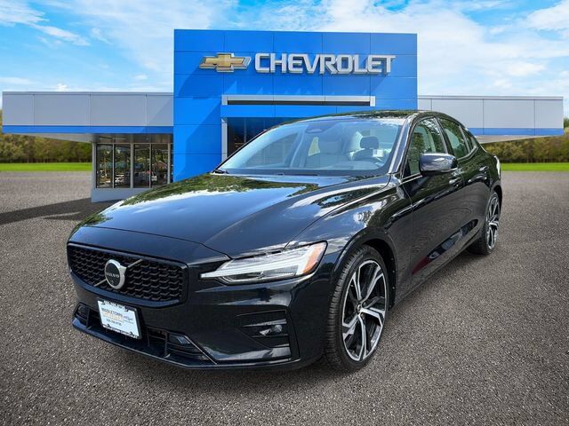 2024 Volvo S60 Plus Dark Theme