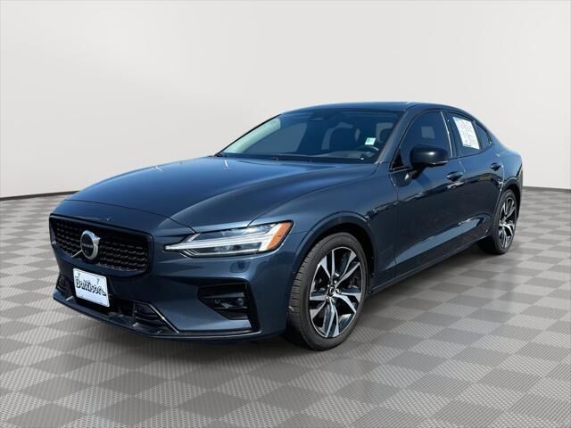 2023 Volvo S60 B5 Plus Dark Theme