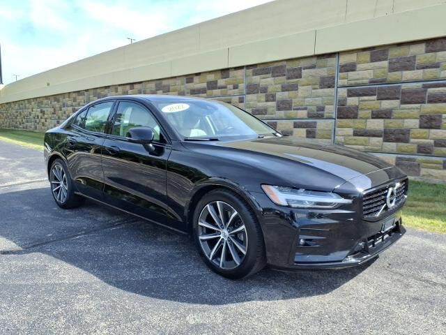 2022 Volvo S60 B5 Momentum