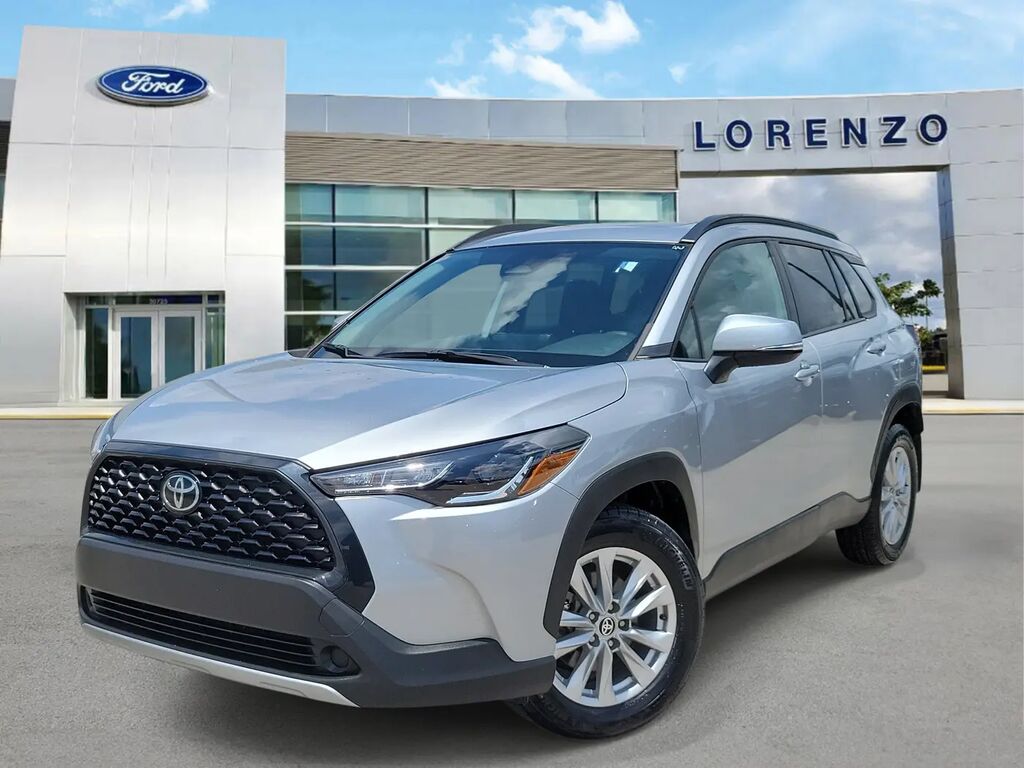2024 Toyota Corolla Cross LE — photo 1 of 13