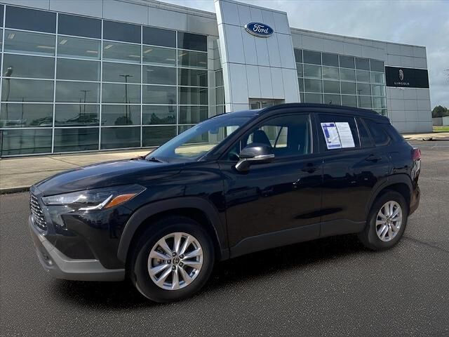 2022 Toyota Corolla Cross LE — photo 1 of 13