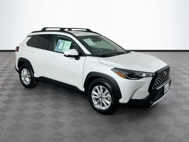 2023 Toyota Corolla Cross LE — photo 1 of 13