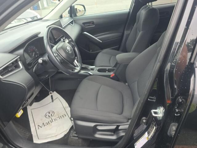 2023 Toyota Corolla Cross LE — photo 1 of 8