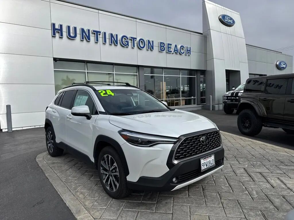 2024 Toyota Corolla Cross XLE — photo 1 of 13