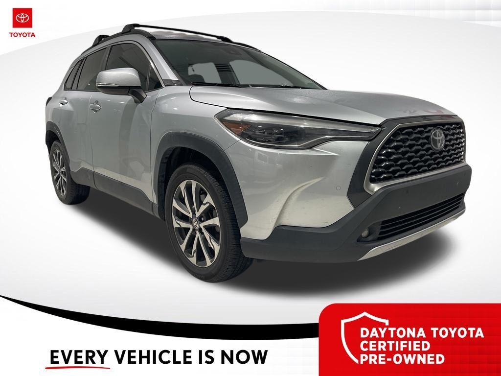 2022 Toyota Corolla Cross XLE — photo 1 of 10