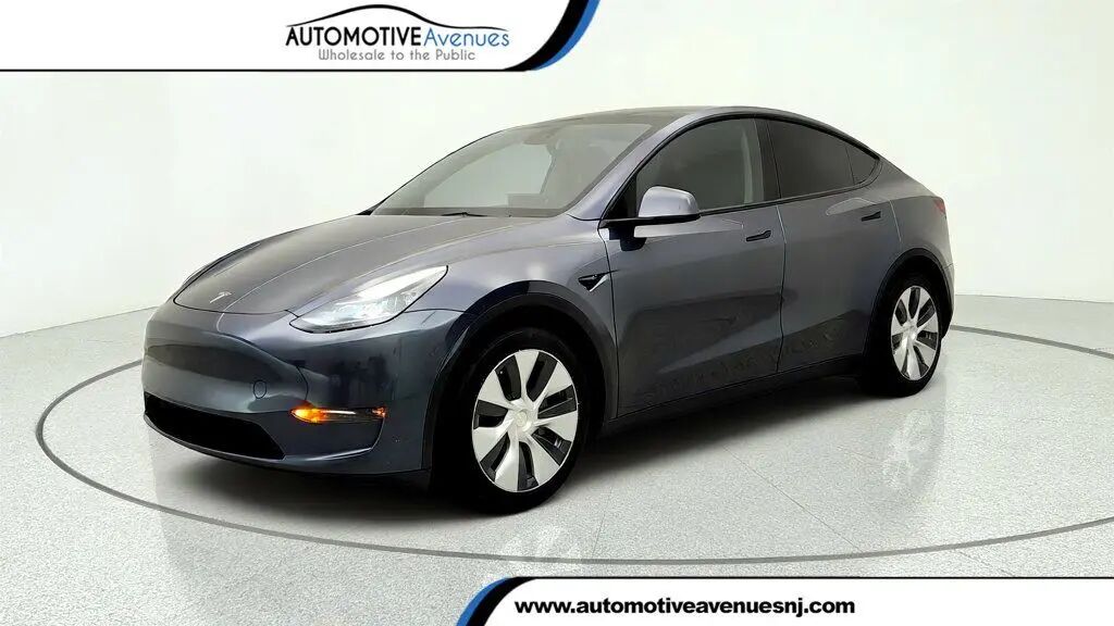 2023 Tesla Model Y Base — photo 1 of 13