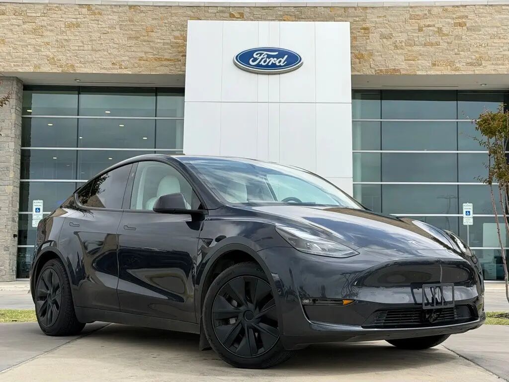 2024 Tesla Model Y Long Range — photo 1 of 13