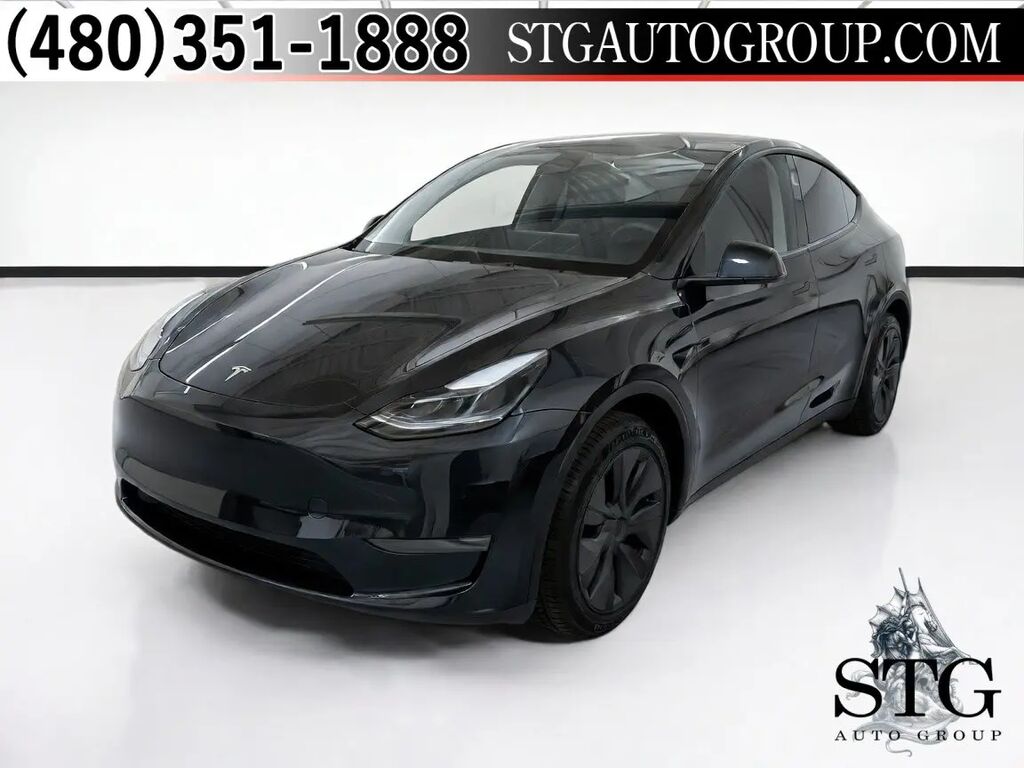 2024 Tesla Model Y Long Range — photo 1 of 13
